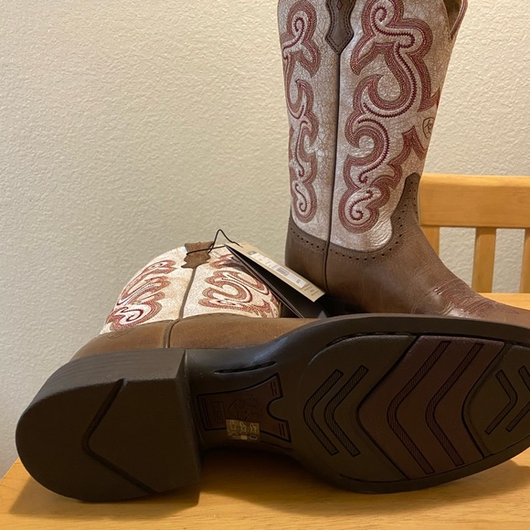 Boot Barn Boots. Size 8. NWT. Never worn. Colors brown, cream, red. - Picture 4 of 5